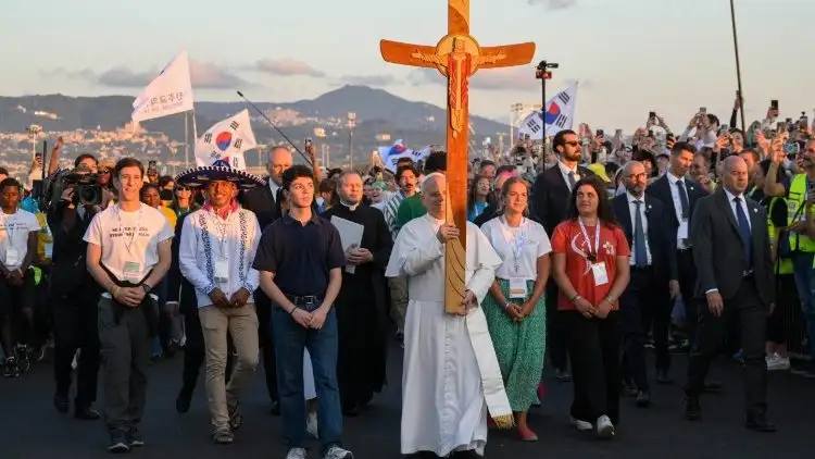 giao-xu-cat-noi Đức Thánh Cha vác Thánh Giá Năm Thánh   (@Vatican Media)