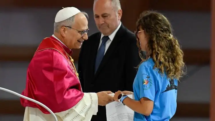 giao-xu-cat-noi Đức Thánh Cha chào một bạn trẻ   (@Vatican Media)