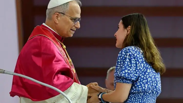 giao-xu-cat-noi Đức Thánh Cha chào một bạn trẻ   (@Vatican Media)