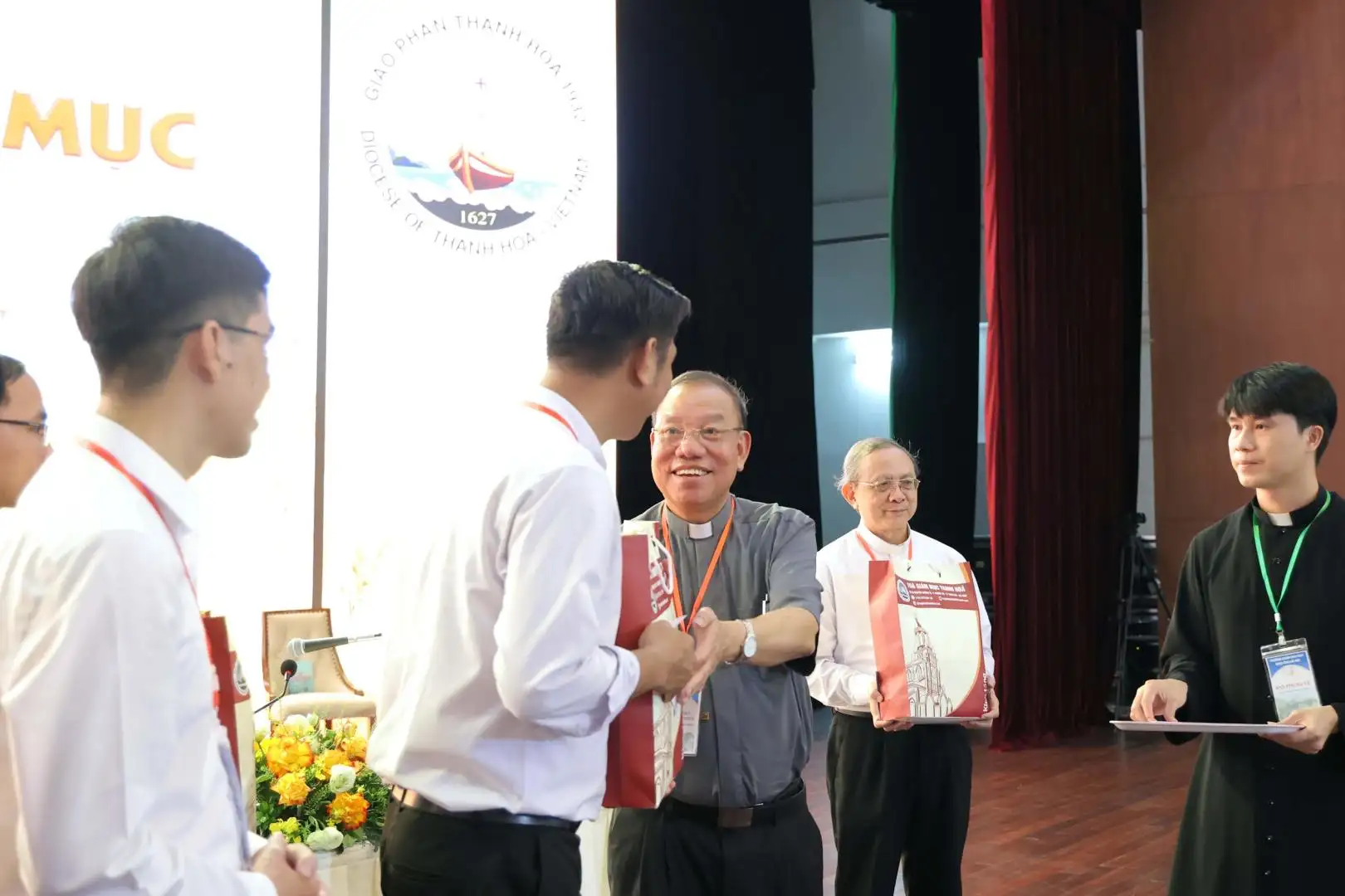 giao-xu-cat-noi Đức Tổng Giuse Vũ Văn Thiên trao quà cho quý cha và chuyên viên trong ban giảng huấn