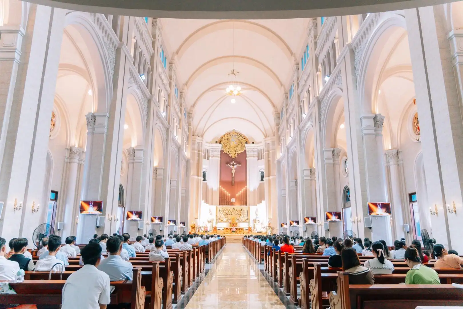 bên trong gian thánh giáo xứ cổ việt