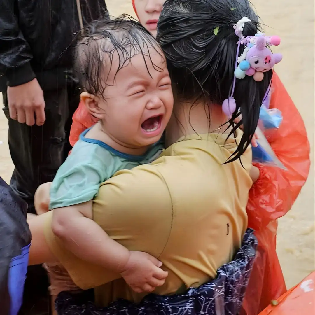 Trẻ em khóc lóc vì lạnh và hoảng sợ. Ảnh: Báo Bình Định