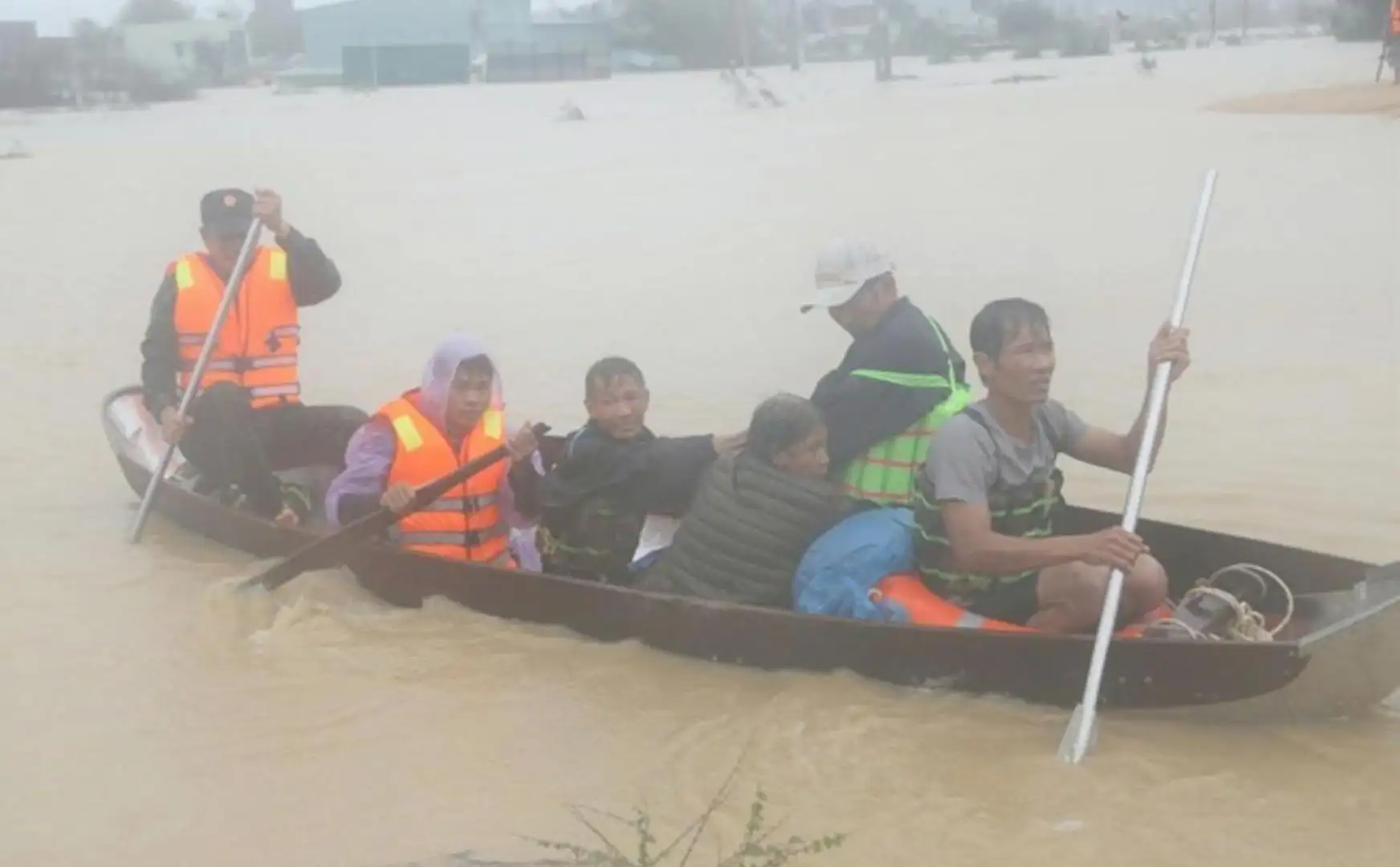 Đoàn thuyền cứu trợ những người dân còn mắc kẹt. Ảnh: Báo Lao Động