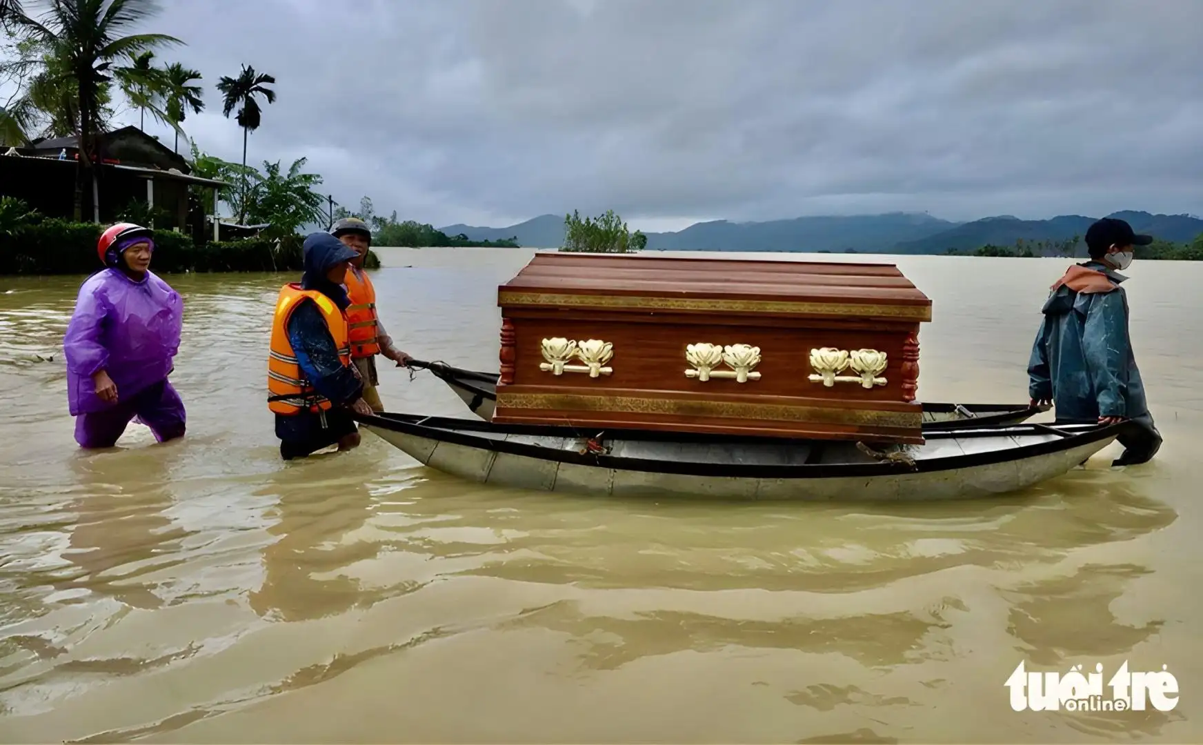 Ở những vùng ngập sâu, việc tổ chức đám tang, chôn cất càng khó khăn - Ảnh: MINH CHIẾN