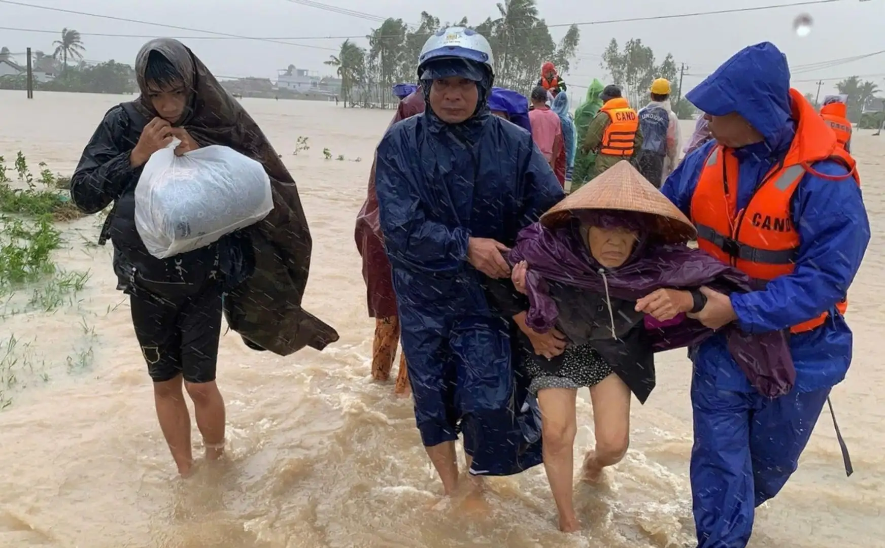 Lực lượng chức năng di tản người dân tại vùng lũ Đắk Lắk. Ảnh: Tuổi trẻ