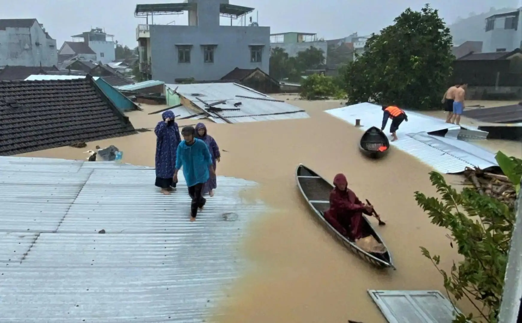 Có thể thấy nước lũ đã ngập gần hết mái nhà