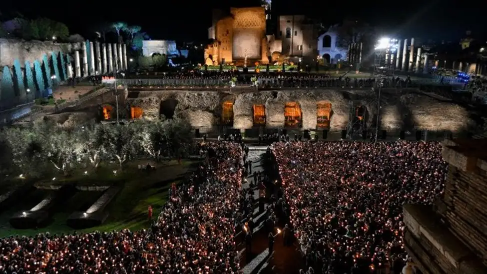 giao-xu-cat-noi Hơn 30.000 người đã cùng Đức Giáo hoàng Lêô cầu nguyện Đàng Thánh Giá gần Đấu trường Colosseum (@Vatican Media)