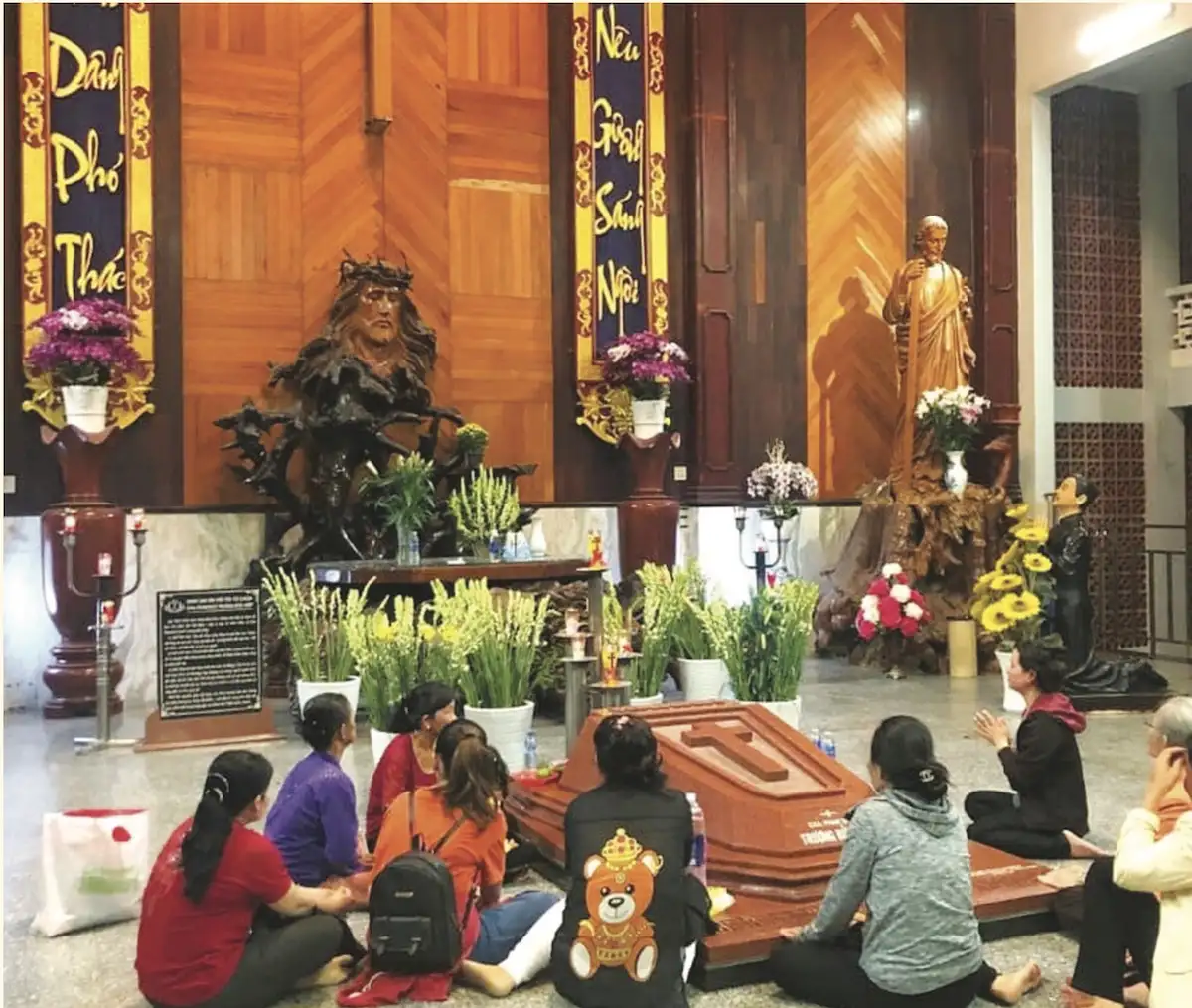 Bà con lương giáo cầu nguyện nơi mộ phần của Cha Phanxicô Xaviê Trương Bửu Diệp