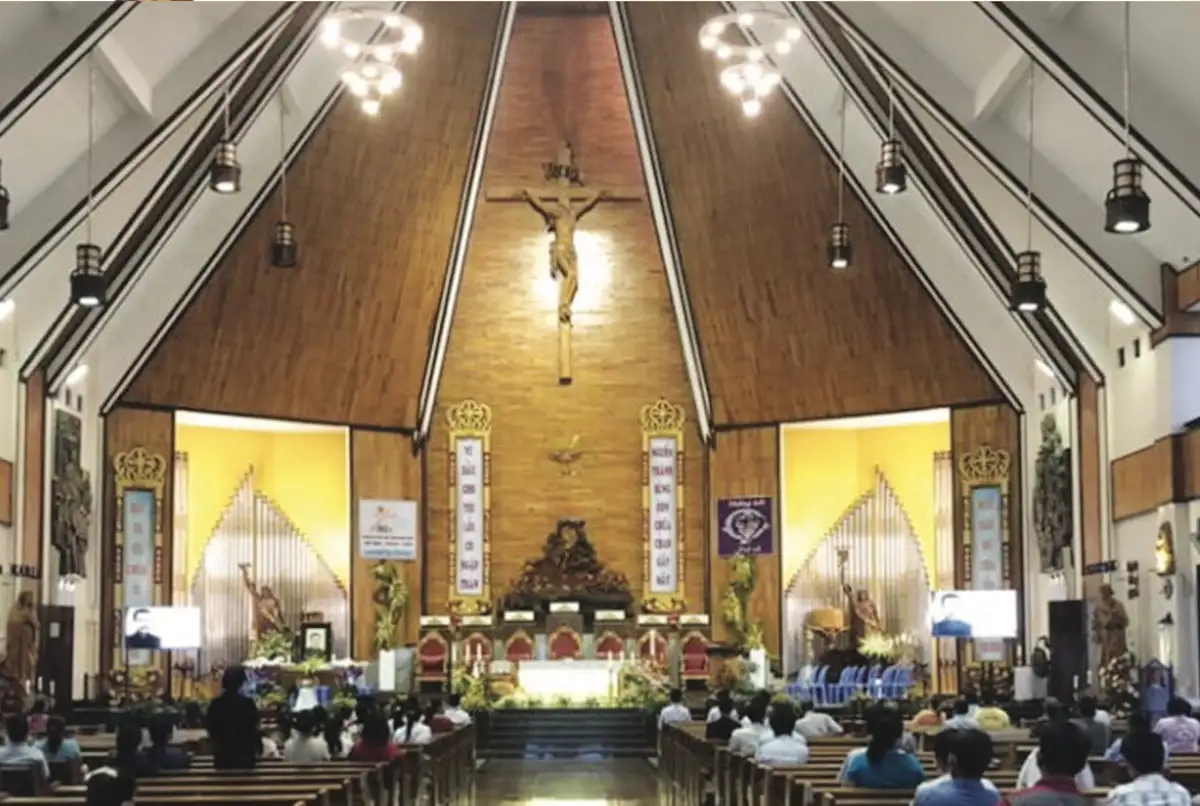 Bên trong nhà thờ Tắc Sậy