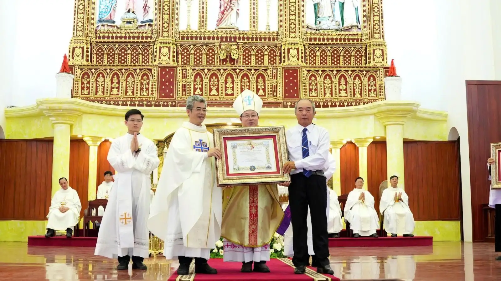 Giáo phận Thái Bình mừng Lễ Thánh Tâm Chúa Giêsu và công bố Sắc phong thành lập hai giáo xứ mới