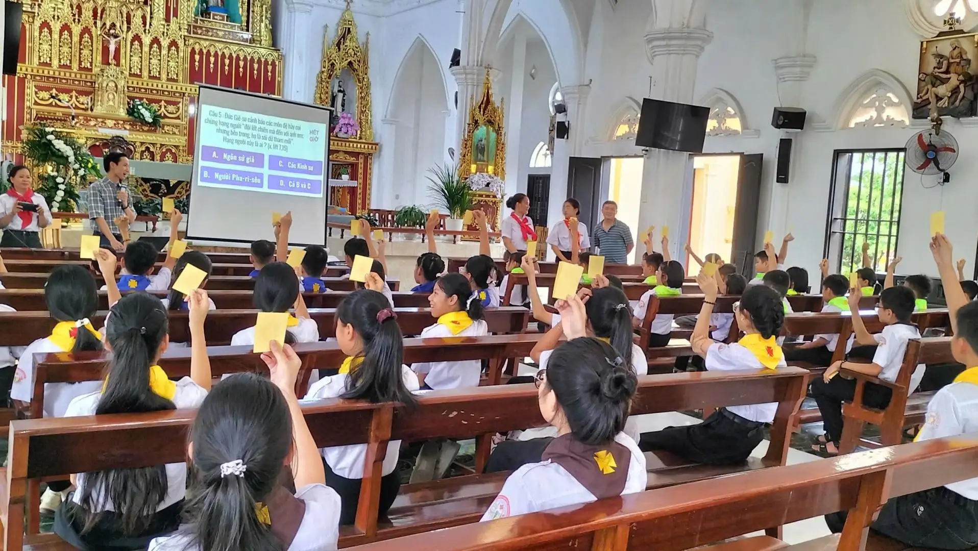 Các em TNTT Cát Nội hào hứng tham gia cuộc thi⁠