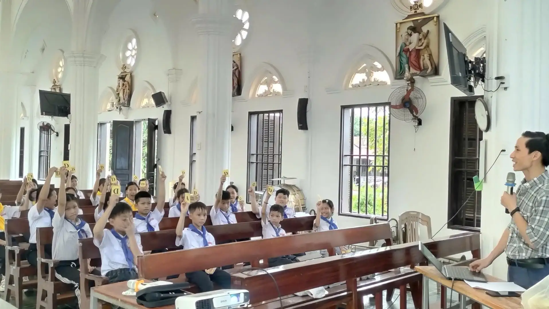 Thí sinh thiếu nhi tập trung trả lời câu hỏi⁠