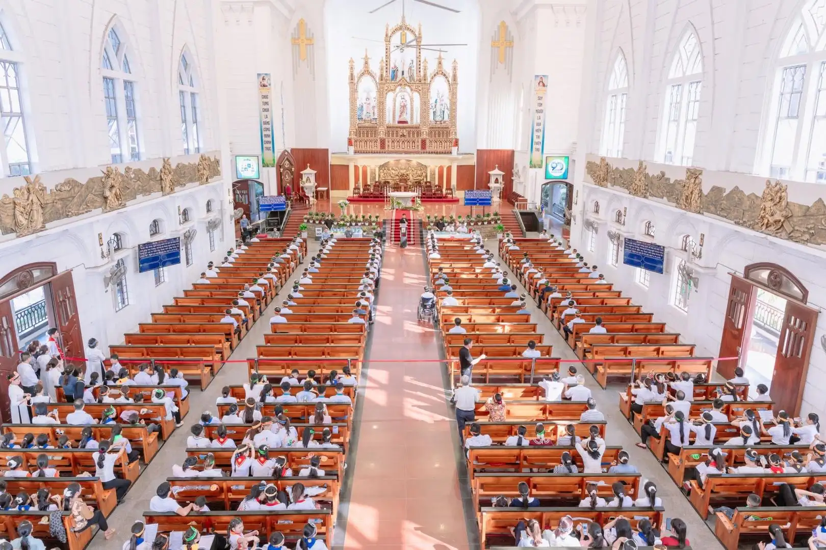 Khung cảnh trang trọng và sốt sắng trong giờ khai mạc Cuộc thi Giáo lý Giáo hạt Chính Tòa tại Nhà thờ Chính Tòa Thái Bình.