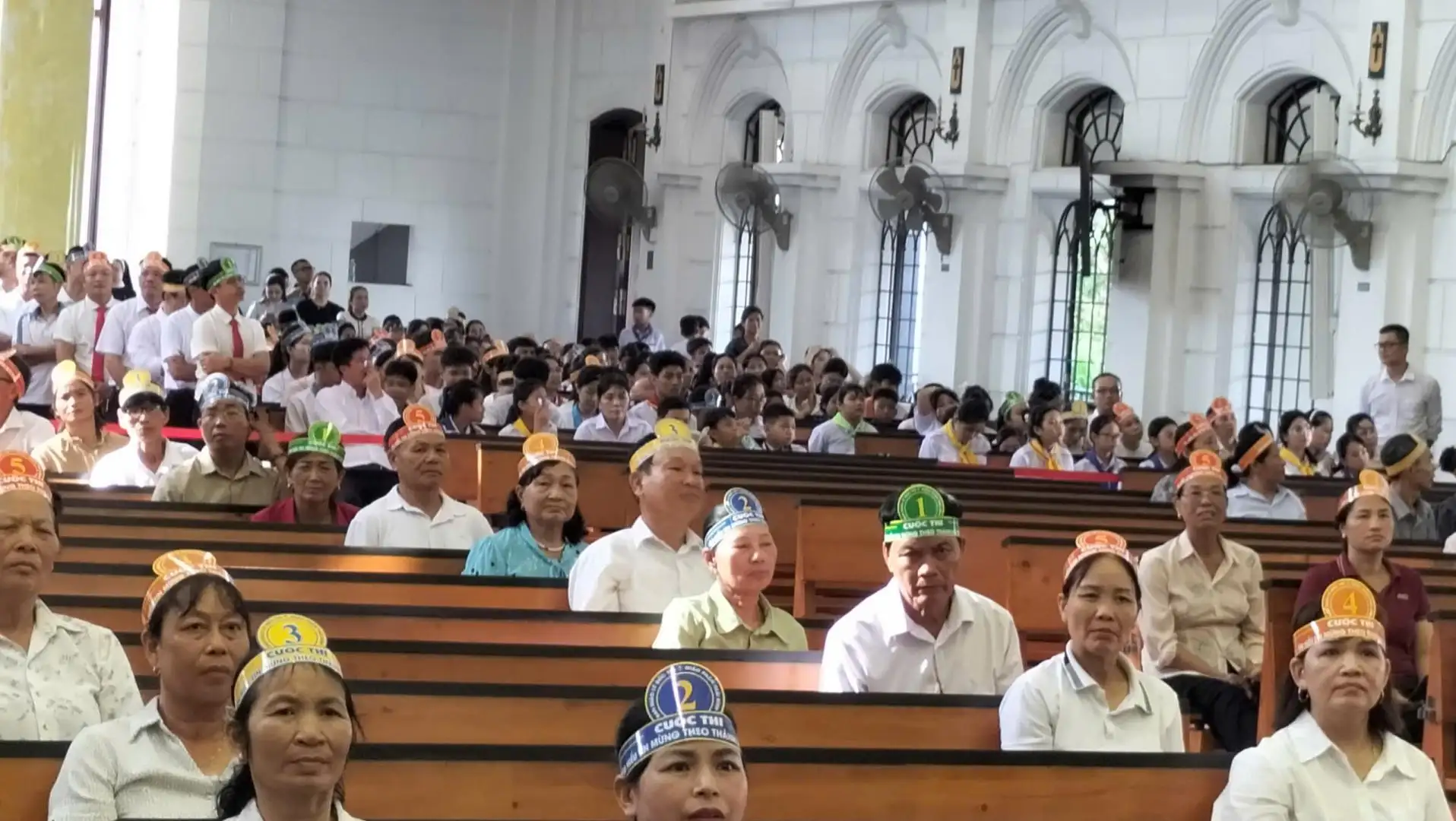 Niềm hân hoan rạng rỡ trên từng gương mặt giới cụ ông bà 