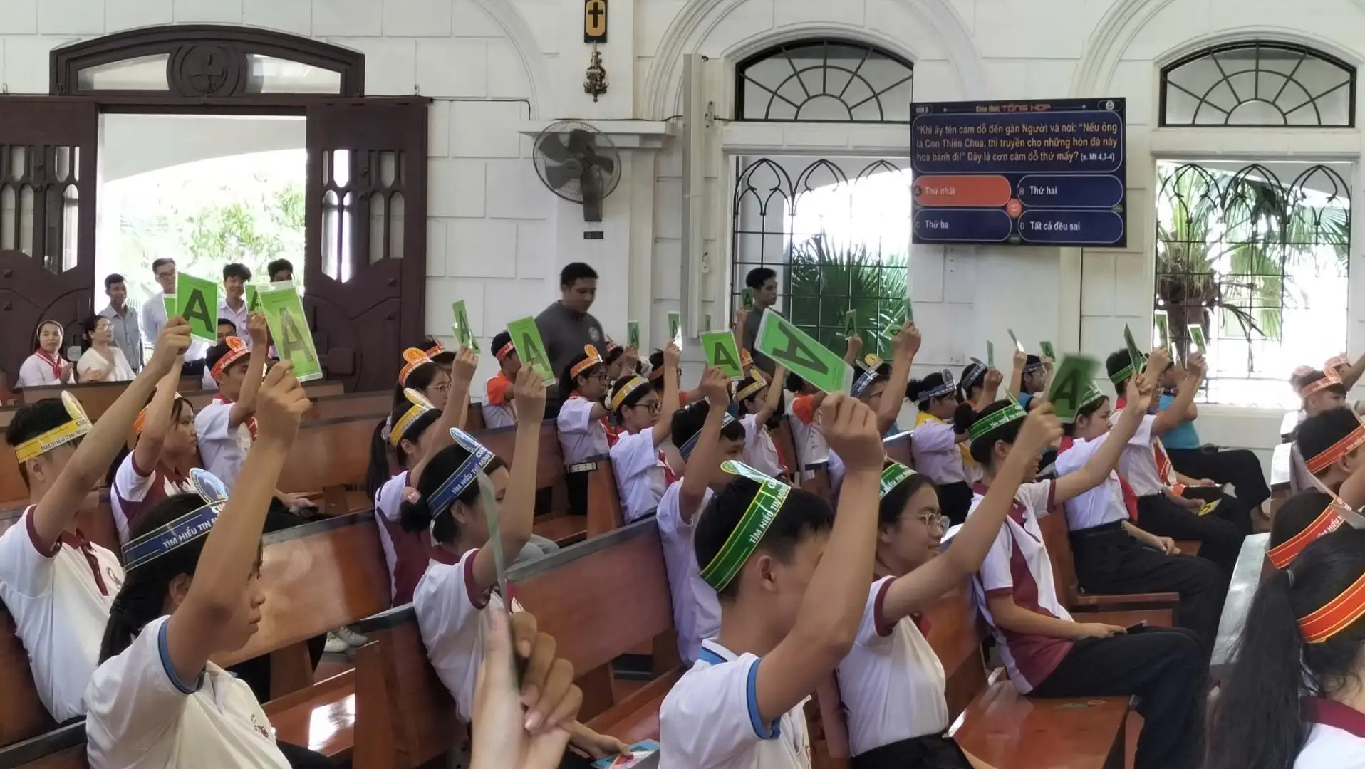 Nụ cười thắt chặt tình hiệp thông giữa các thí sinh Cát Nội và các giáo xứ bạn trong Giáo hạt Chính Tòa.