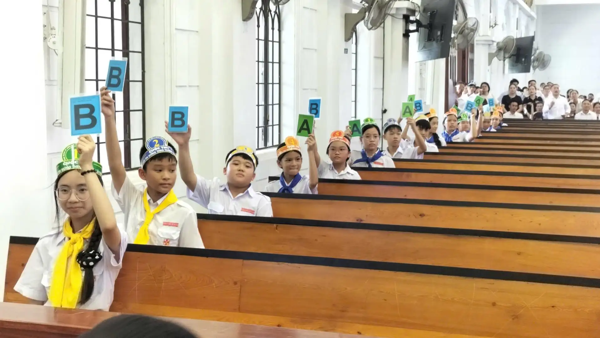Nét hồn nhiên cùng sự chuẩn bị chu đáo của các em Thiếu nhi Thánh Thể Giáo xứ Cát Nội trên sân khấu.