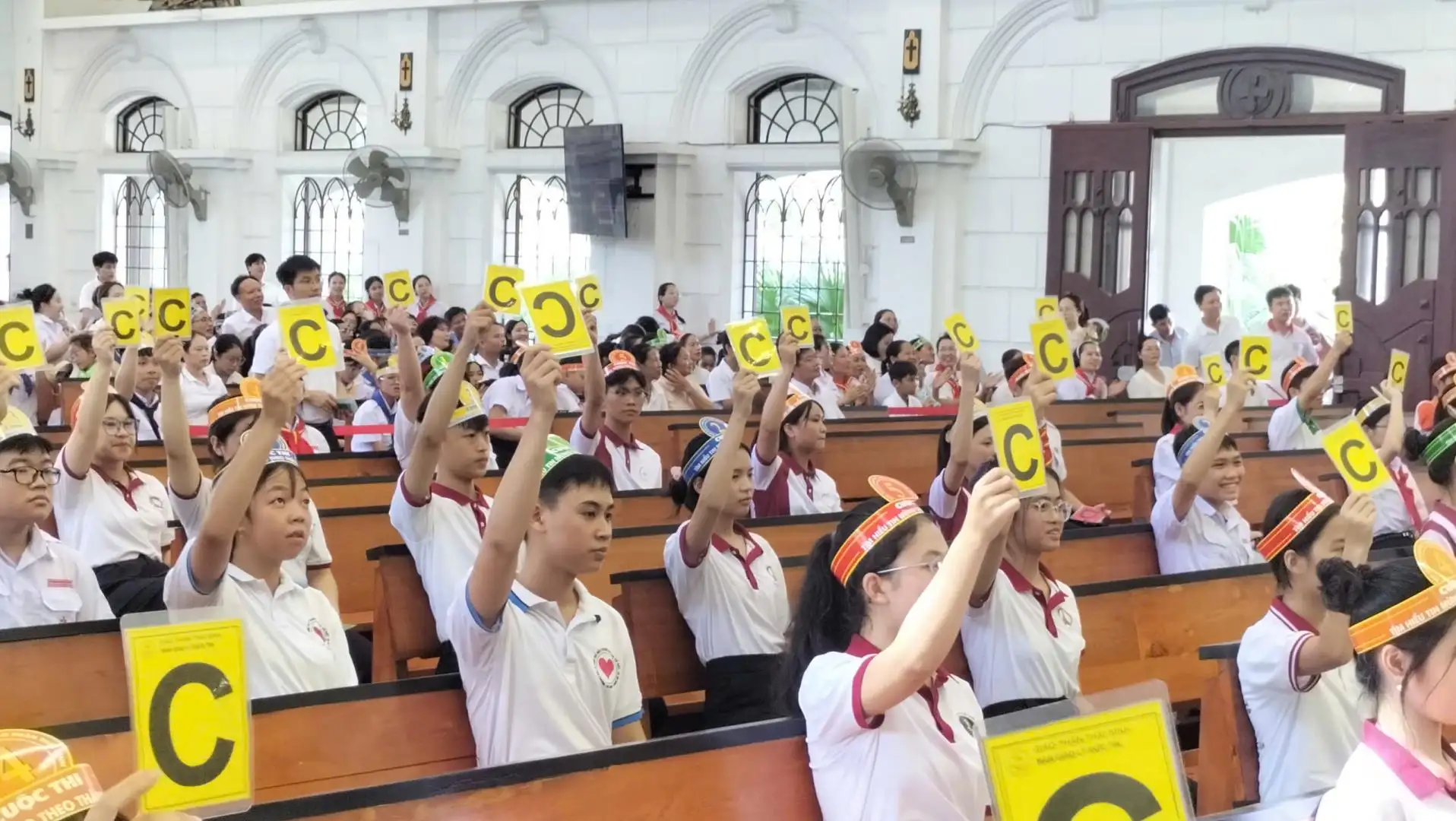 Tinh thần năng động, nhạy bén và nhiệt thành của các bạn Giới trẻ Cát Nội trong phần thi ứng biến kiến thức.