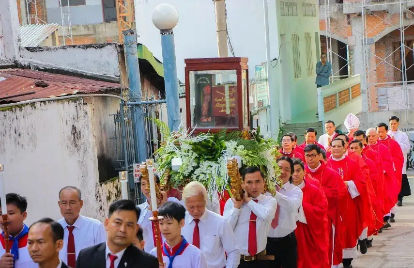 Rước kiệu Thủ cấp thầy Thánh Giuse Nguyễn Duy Khang trong ngày lễ kính các Thánh Tử đạo Hải Dương tại giáo xứ Hải Dương, giáo phận Xuân Lộc. Ảnh: BTT Dòng Thánh Thể.