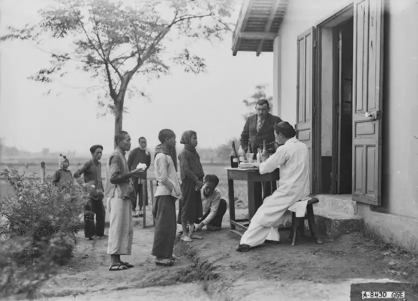 Các bệnh nhân đang nhận thuốc tại trại phong Vân Môn.Nguồn: Viện Viễn đông Bác cổ (EFEO).