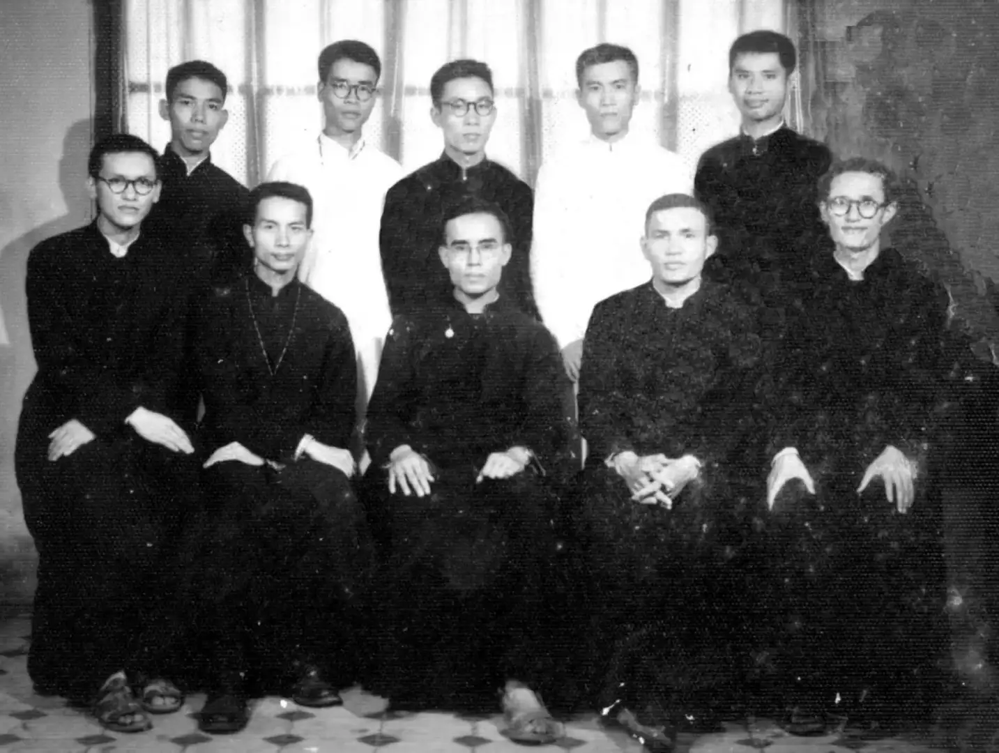 Các chủng sinh địa phận Thái BìnhHàng ngồi: Đinh An Khang, Vũ Phụng Thiên, Lương Hoàng Kim, Nguyễn Trinh Đức, Đinh Bình Định. Hàng đứng: Mai Chí Thành, Bùi Tuần, Nguyễn Quang Thản, Nguyễn Duy Nhật, Trần Thái Hiến.
Ảnh: Lm. Trần Thái Hiến.