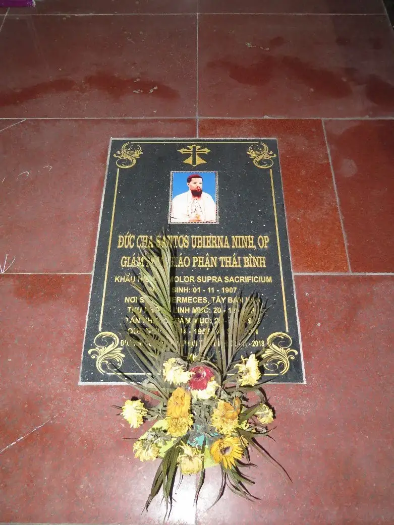Mộ phần Đức Cha Santos Ubierna Ninh O.P. tại nhà thờ Chính Tòa Thái Bình.
