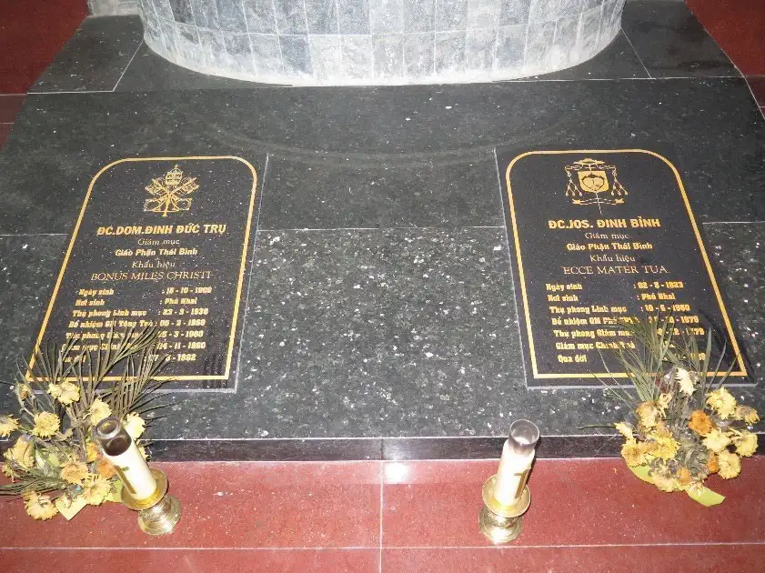 Mộ phần Đức Cha Đaminh Đinh Đức Trụ và Đức Cha Giuse Maria Đinh Bỉnh tại nhà thờ Chánh Tòa Thái Bình.