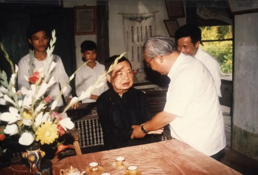 Đức Cha thăm cha cố Vincentê Nguyễn Khắc Hiếu.