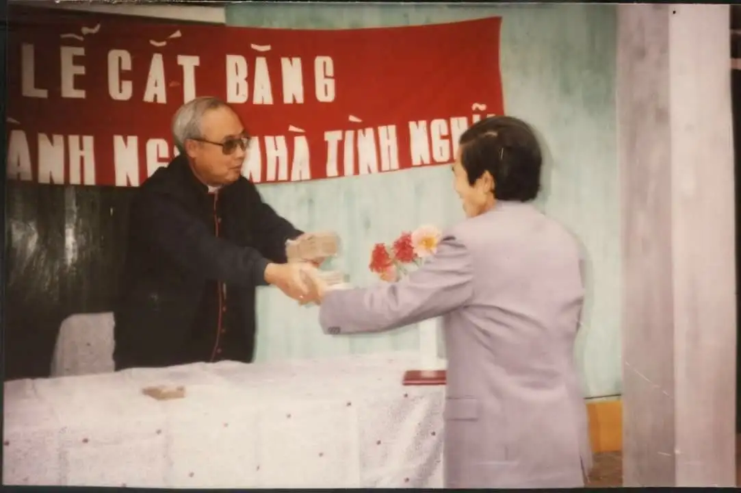 Đức Cha trao nhà tình nghĩa cho đồng bào nghèo.