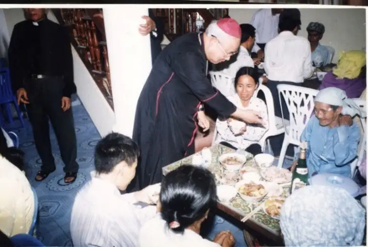 Đức Cha thăm viếng giáo dân.