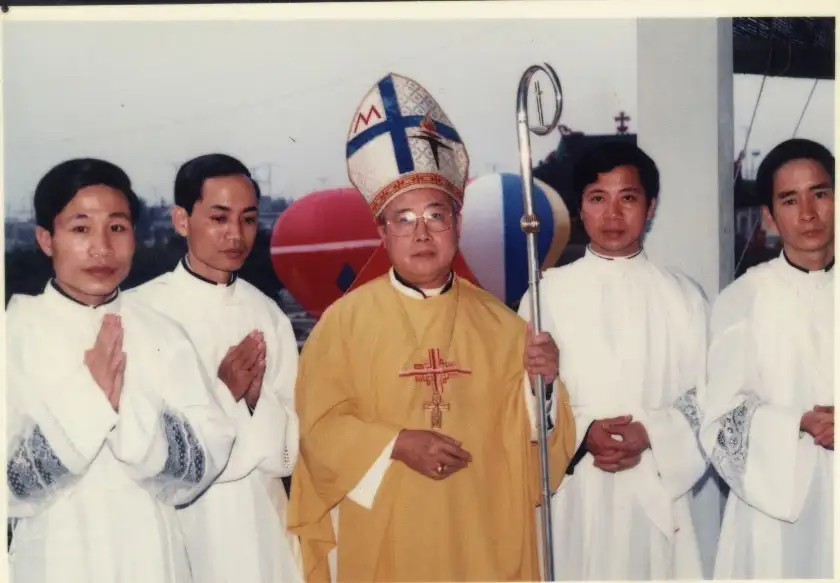 Đức Cha và bốn tân chức, từ trái sang: Đaminh Đặng Văn Cầu, Phanxicô Assisi Nguyễn Tiến Tám, Phêrô Nguyễn Đình Tân, Gioan Baotixita Đỗ Bá Dương.
