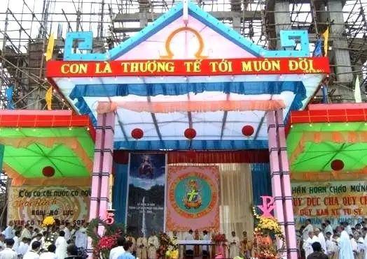 Thánh lễ kỷ niệm 70 năm giáo phận Thái Bình và Ngân Khánh Giám mục của Đức Cha Phanxicô Xaviê bên công trình Nhà thờ Chánh Tòa Thái Bình, ngày 22/04/2006.